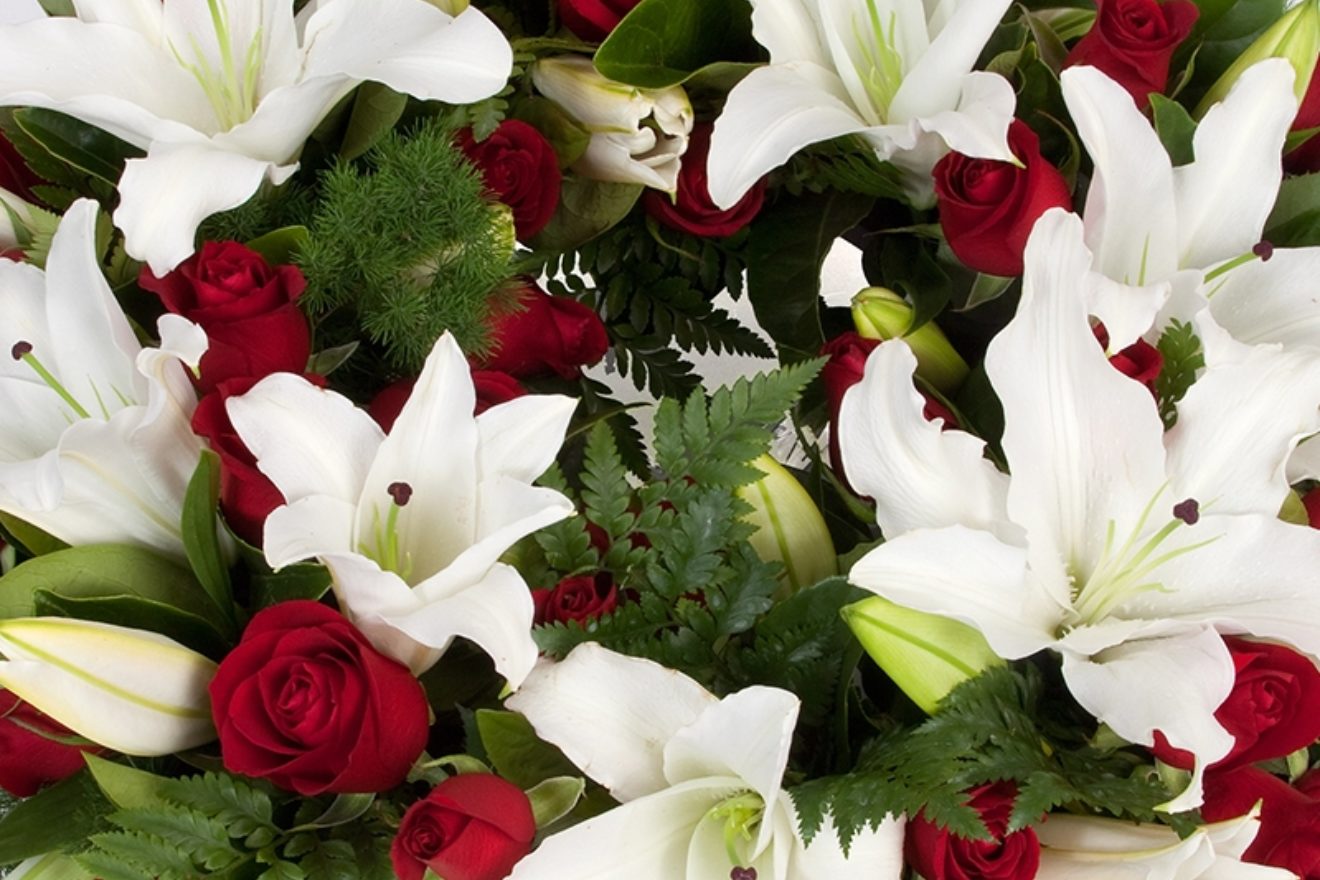 White memoire floral arrangement from Café Vita et flores