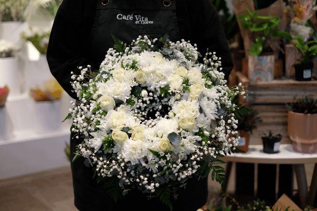 Florist Medium wreath  - Café Vita et flores